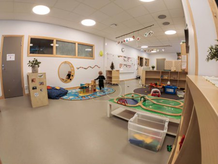Téléchargez les photos : Suède, Stockholm 7 décembre 2023 : Jardin d'enfants européen élégant et confortable pour les jeunes enfants, salle de classe. Salle de jeux, salle de jeux, salle de jeux. - en image libre de droit