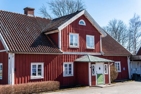 Foto de Suecia, Lonsboda 4 de abril de 2023: Casa tradicional de madera vintage roja en Suecia. Turismo escandinavo. - Imagen libre de derechos