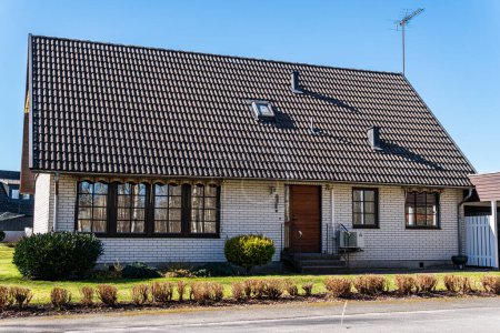 Foto de Suecia, Lonsboad abril 4, 2023: Típica casa privada residencial europea en Suecia - Imagen libre de derechos