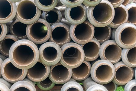 Foto de Muchos tubos de metal rectos, tubos cargados en un remolque - Imagen libre de derechos