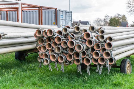 Foto de Muchos tubos de metal rectos, tubos cargados en un remolque - Imagen libre de derechos