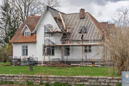 Téléchargez les photos : Suède, Malmo 26 avril 2023 : Remplacement et rénovation d'un ancien toit sur une maison privée - en image libre de droit