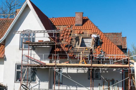Téléchargez les photos : Suède, Malmo 3 mai 2023 : Remplacement et rénovation d'un ancien toit sur une maison privée - en image libre de droit