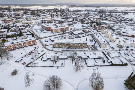 Foto de Vista aérea de la zona residencial de Suecia con edificios de poca altura y privados durante el invierno. Clima nevado, nevadas en un pequeño pueblo europeo, ciudad, ciudad. - Imagen libre de derechos