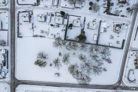 Foto de Vista aérea de la zona residencial de Suecia con edificios de poca altura y privados durante el invierno. Clima nevado, nevadas en un pequeño pueblo europeo, ciudad, ciudad. - Imagen libre de derechos