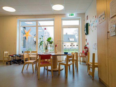Téléchargez les photos : Suède, Malmo 20 Décembre 2023 : Jardin d'enfants européen élégant et confortable pour les jeunes enfants, salle de classe. Salle de jeux, salle de jeux, salle de jeux. Design d'intérieur, concept. - en image libre de droit