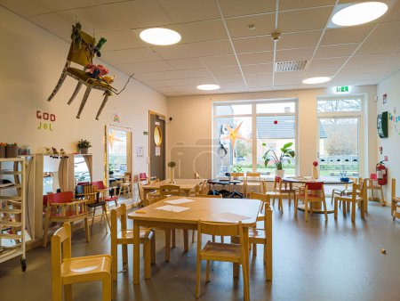Téléchargez les photos : Suède, Malmo 20 Décembre 2023 : Jardin d'enfants européen élégant et confortable pour les jeunes enfants, salle de classe. Salle de jeux, salle de jeux, salle de jeux. Design d'intérieur, concept. - en image libre de droit