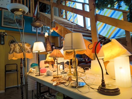 Suecia, Malmo enero 18, 2024: Lámparas vintage lámpara de mesa, lámpara de escritorio, luz de noche