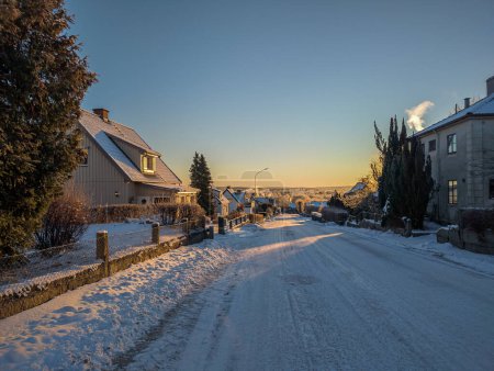 Foto de Mañana de invierno nevada, helada y soleada en el pueblo europeo - Imagen libre de derechos