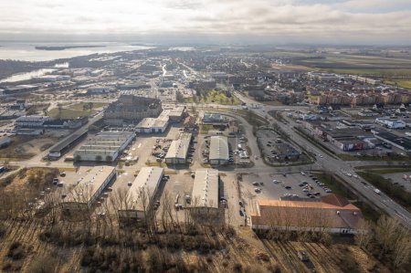 Vista aérea de la zona industrial de la ciudad. Un montón de grandes tiendas y almacenes en los suburbios.  