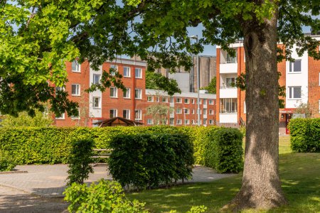 Edificios residenciales típicos de poca altura en Suecia. Cómoda zona recreativa durante un caluroso día de verano. 