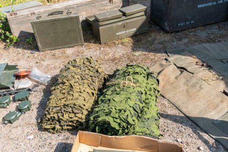 Foto de Suecia, Broby Mayo 27, 2023: Diferentes municiones militares al aire libre en el campo. Preparación para acciones militares. - Imagen libre de derechos