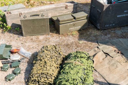 Foto de Suecia, Broby Mayo 27, 2023: Diferentes municiones militares al aire libre en el campo. Preparación para acciones militares. - Imagen libre de derechos