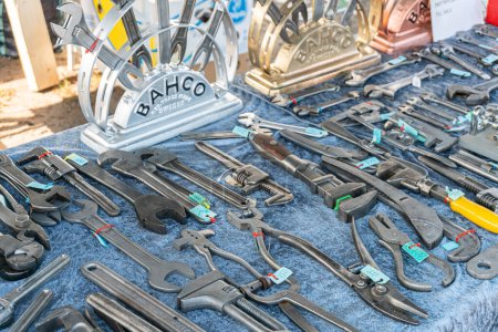 Foto de Suecia, Broby Mayo 27, 2023: Un montón de diferentes llaves de tornillo, llaves, llaves, conductores de tuercas, llaves de ingenieros en el mercado de pulgas, venta de garaje - Imagen libre de derechos