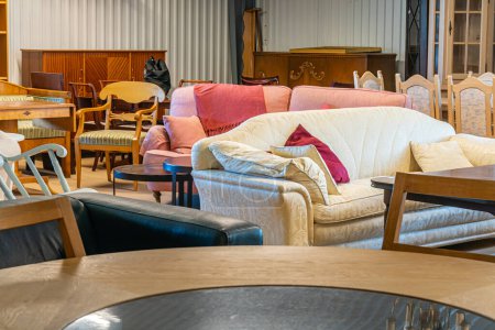 Foto de Suecia, Hanaskog 7 de junio de 2023: Una gran tienda de muebles, de segunda mano. Muchos muebles diferentes en el almacén. - Imagen libre de derechos