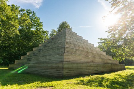 Eine große und kreative Holzpyramide im Freien, moderner öffentlicher Raum, Treffpunkt, Erholungsbereich