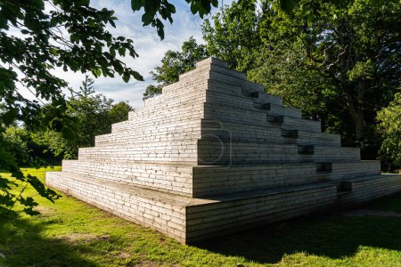 Une grande pyramide en bois créative à l'extérieur, un espace public moderne, un lieu de réunion, un espace de loisirs