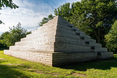 Eine große und kreative Holzpyramide im Freien, moderner öffentlicher Raum, Treffpunkt, Erholungsbereich