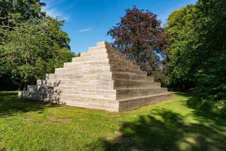 Une grande pyramide en bois créative à l'extérieur, un espace public moderne, un lieu de réunion, un espace de loisirs