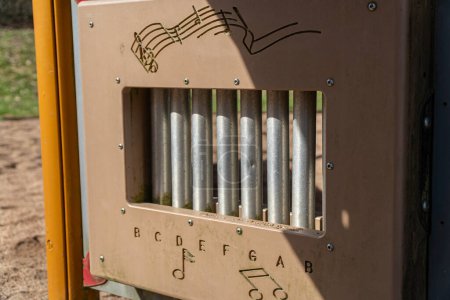 Campanas colgantes en un parque infantil, un instrumento musical, desarrollo sensorial infantil