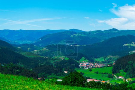 Téléchargez les photos : Paysage montagneux Pays basque, Espagne. Montagnes couvertes de forêt et d'herbe verte. - en image libre de droit
