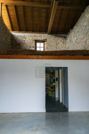 Foto de Amplio aseo público limpio, en un antiguo edificio de piedra con techos altos, un inodoro signo. País Vasco, España. - Imagen libre de derechos