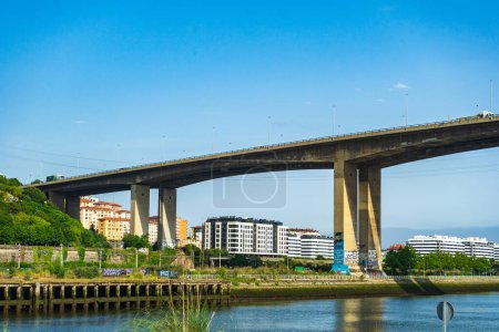 Téléchargez les photos : 06 10 2022 Bilbao, Espagne : Pont Rontegi traversant la rivière Nervion. Arrontegi zubia, Baracaldo - en image libre de droit
