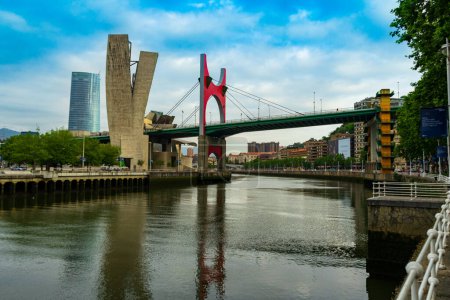 Téléchargez les photos : Pont La salve zubia dans la ville espagnole Bilbao 12.06.2022 - Bilbao, Espagne - en image libre de droit