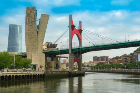 Téléchargez les photos : Pont La salve zubia dans la ville espagnole Bilbao - en image libre de droit