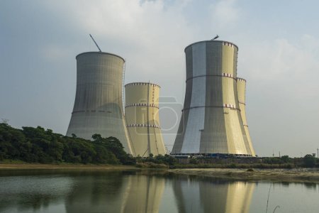 Torres de refrigeración de la central nuclear. Central nuclear de Ruppur, Bangladesh.