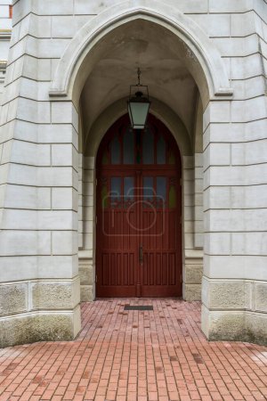 puerta de madera marrón vintage alta con arco clásico