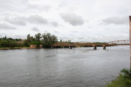 Foto de Puente sobre el río Tiete que une las ciudades de Barra Bonita e Igaracu do Tiete, inaugurado en marzo de 1915, que sirve como principal medio de acceso a las regiones donde las operaciones comerciales - Imagen libre de derechos