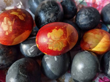Natürlich gefärbte Ostereier, dekoriert mit Pflanzen und Blumen, die mit Rotkohl, Zwiebelschalen und Hibiskustee in verschiedenen Farben gekocht werden. Traditionelle Art Eier zu färben