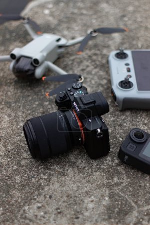 Téléchargez les photos : Photographe professionnel filmant caméra vidéo - en image libre de droit