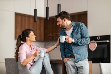 Téléchargez les photos : Couple boire du café dans la cuisine. Amour, personnes et style de vie concept.Coffee temps. - en image libre de droit