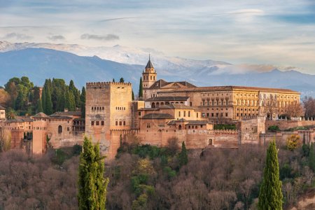 Palast von Carlos V. im arabischen Komplex der Alhambra in Granada, im Hintergrund die Sierra Nevada.
