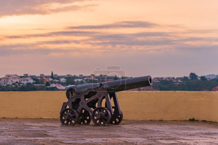 Téléchargez les photos : Canon dans la forteresse de Santa Catalina à Portimao, point de vue vers l'océan. - en image libre de droit