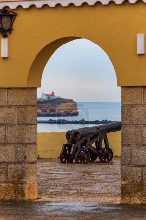 Téléchargez les photos : Canon dans la forteresse de Santa Catalina à Portimao, point de vue vers l'océan. - en image libre de droit
