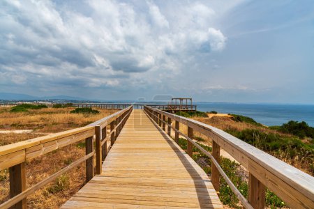 Spazierwege und Aussichtspunkt auf den Strand von Praia do Camilo, auf den Klippen von Lagos, Algarve.