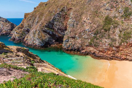Téléchargez les photos : Berlenga Grande Beach ou Carreiro do Mosteiro, la plus populaire des îles Berlengas. Réserve naturelle de Berlengas. - en image libre de droit