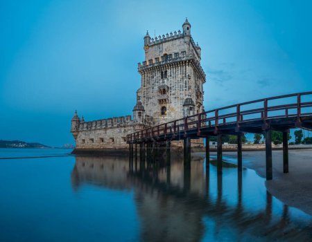 Téléchargez les photos : Torre de Belem au bord du Tage, au lever du soleil à marée basse, Lisbonne. - en image libre de droit