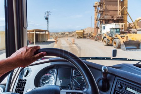 Téléchargez les photos : Vue de la position de conduite d'un camion lors de l'entrée dans une entreprise d'agrégats avec la balance et les machines industrielles. - en image libre de droit