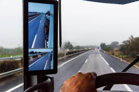 Foto de Espejo retrovisor con cámaras en un camión, pantalla dentro del vehículo donde el conductor puede ver la parte posterior del remolque. - Imagen libre de derechos