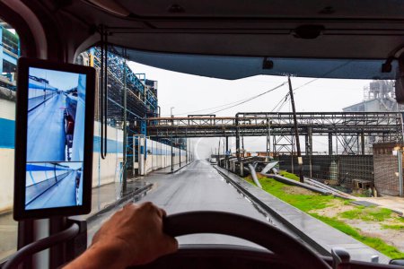 Foto de Vista desde el interior de un camión de una calle en un polígono industrial, vehículo con espejo retrovisor para cámaras. - Imagen libre de derechos