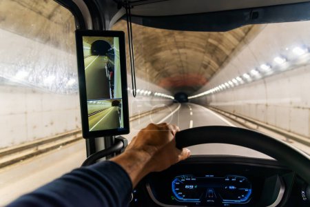 Foto de Vista desde la posición de conducción de un camión del interior de un túnel de carretera y una pantalla como espejo retrovisor. - Imagen libre de derechos
