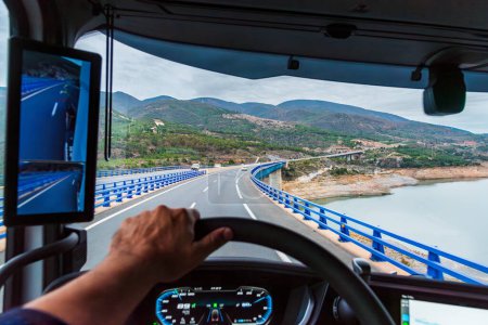 Foto de Vista desde la posición de conducción de un camión de un viaducto y un pantano abajo, vehículo . - Imagen libre de derechos
