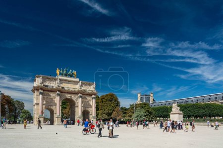 Foto de París, Francia - 30 de agosto de 2019: El Arco del Triunfo del Carrusel en los Jardines de las Tullerías con el Cuadrga, una réplica esculpida por el Barón Francois Joseph Bosio (1768-1845) - Imagen libre de derechos