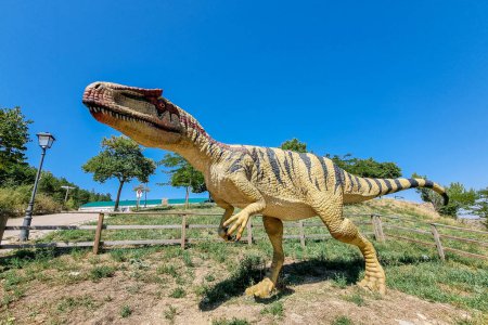 Foto de Morella, España - 09 de agosto de 2022: La exposición de dinosaurios en Morella presenta modelos de tamaño natural y fósiles de criaturas prehistóricas, ofreciendo una visión fascinante del pasado.. - Imagen libre de derechos
