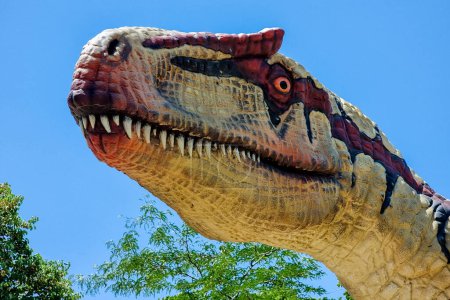 Foto de Morella, España - 09 de agosto de 2022: La exposición de dinosaurios en Morella presenta modelos de tamaño natural y fósiles de criaturas prehistóricas, ofreciendo una visión fascinante del pasado.. - Imagen libre de derechos