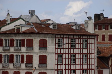 Architektur im baskischen Stil in der Altstadt von Bayonne, Frankreich